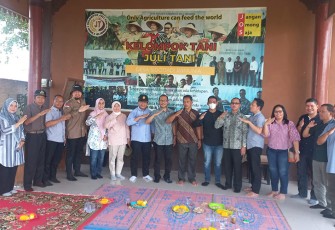 Dirut PUD Pasar saat Dampingi Asisten Ekbang Kunjungi Poktan di Deliserdang