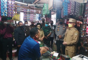 Pabung Bersama Unsur Forkopimda Gunung Mas saat Gelar Operasi Pasar di Bulan Ramadhan 