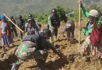 Satgas Yonif Mekanis 203/AK saat Buka Lahan Tidur Bersama Masyarakat