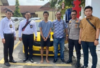 Polres OKU Timur saat melakukan Pelimpahan tersangka dan barang bukti ke Polda Sumsel, Senin (28/11/2022).