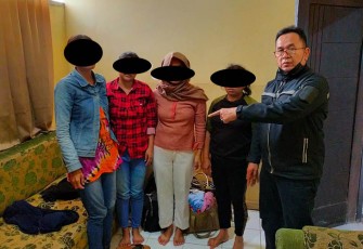 Polisi saat mengamankan para korban