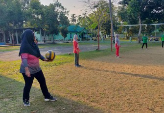 Anggota Persit KCK Cabang XV saat Olah Raga Bola Voly