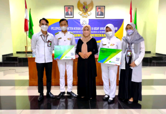Pps BPJS Ketenagakerjaan Cabang Trenggalek Rosyid Ibnu Pradana (paling kiri) Bersama Siswa Penerima Jaminan Perlindungan dari BPJamsostek dan Kepala SMK Kesehatan Brawijaya Durenan Rini Endah Wati