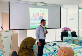 Kepala BPJS Ketenagakerjaan Cabang Blitar Agus Dwi Fitriyanto Saat Berikan Sosialisasi ke Kepala Dinas Pendidikan Kota dan Kabupaten Blitar