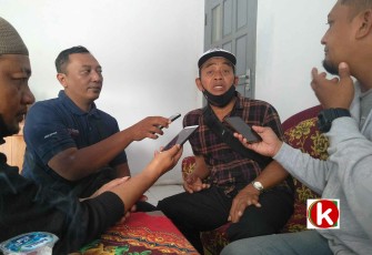 Kades Bululawang Sutikno Saat Dikonfirmasi Awak Media (foto : Faisal NR / Klikwarta.com)