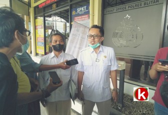 Wakil Ketua DPC Partai Gerindra Kabupaten Blitar Wasis Kunto Atmojo Ketika Dikonfirmasi Awak Media di Mapolres Blitar Atas Kasus Perusakan Bendera Partai Gerindra (foto : Faisal NR / Klikwarta.com)