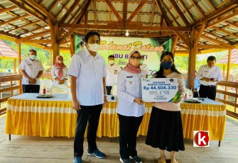 Kepala BPJamsostek Blitar Agus Dwi Fitriyanto Dampingi Bupati Blitar Rini Syarifah Serahkan Santunan Kematian ke Ahli Waris (foto : Faisal NR / Klikwarta.com)