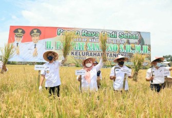 Wakil Bupati Blitar Rahmat Santoso (dua dari kiri) Saat Panen Raya Padi Bersama Petani dan Sejumlah Pejabat di Lingkungan Pemkab Blitar