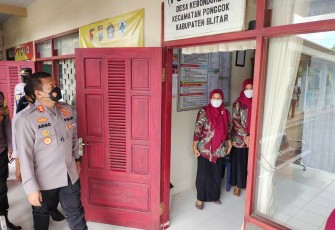 Kapolres Blitar Kota AKBP Argowiyono Saat Pantau Posko PPKM Mikro (foto : Faisal NR / Klikwarta.com)
