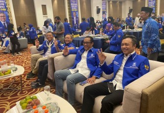 Wakil Bupati Blitar Rahmat Santoso yang Juga Kader Muda Partai Amanat Nasional (PAN), (duduk paling kanan) Saat Ikuti Konsolidasi Kader PAN se- Jawa Timur di Surabaya, Minggu 20 Maret 2022.