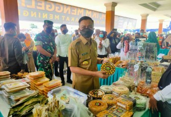 Wakil Bupati Blitar Rahmat Santoso Saat Memperlihatkan Makanan Produk UMKM Kabupaten Blitar Sekaligus ia Beli Sebagai Bentuk Dukungan