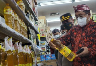 Walikota Santoso Didampingi Kapolres Blitar Kota AKBP Argowiyono Cek Ketersediaan Minyak Goreng