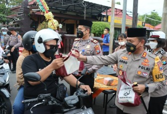 Kapolres Blitar Kota AKBP Argowiyono Bagikan Ta'jil ke Pengendara