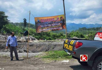 Penampakan Banner Larangan Penambangan Pasir Secara Liar di Kali Bladak Kecamatan Nglegok Kabupaten Blitar
