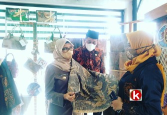 Bupati Blitar Rini Syarifah Didampingi Ketua Dekranasda Kabupaten Blitar Melihat Kain Batik Produk UMKM Kabupaten Blitar yang Dikomersilkan di RTH Kanigoro (foto : Faisal NR / Klikwarta.com) 