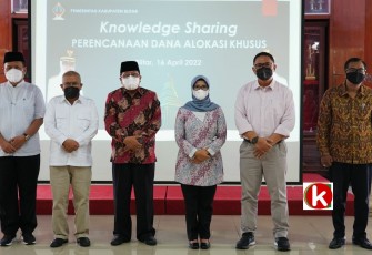 Walikota Blitar Santoso (tiga dari kiri) Saat Hadiri Knowledge Sharing DAK Bersama Bupati Blitar Rini Syarifah Beserta Jajarannya dan Tim dari Bappenas (foto : Faisal NR / Klikwarta.com)