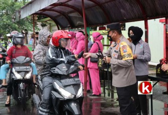 Bagi-bagi Ta'jil Polres Blitar Kota di Depan PIPP Kota Blitar, Kamis 21 April 2022. (foto : Polres Blitar Kota untuk Klikwarta.com)