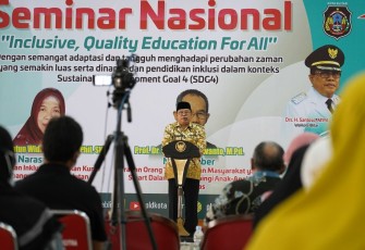 Walikota Blitar Santoso Saat Berikan Sambutan Pengarahan Kepada Peserta Seminar Nasional Pelayanan Autis di Kota Blitar