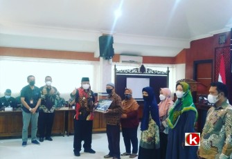 Walikota Santoso saat Berikan Bantuan Renovasi RTLH ke Warga Penerima Manfaat (foto : Faisal NR)