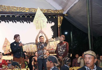 Wabup Rahmat Perlihatkan Gunungan Sebagai Simbol Tempat Kehidupan dalam Pewayangan. Ini pada acara Bersih Desa di Desa Sumberurip Kecamatan Doko, Kabupaten Blitar, Selasa 31 Mei 2022.