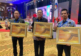 Walikota Blitar Santoso (tengah) Didampingi Kepala BPKAD Widodo SY (kiri) dan Bappeda Kota Blitar Tri Iman Prasetyono (kanan) Menerima Penghargaan dari Kemendagri (foto : Pemerintah Kota Blitar)
