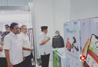 Walikota Blitar Santoso (pakai peci) Didampingi Kepala BPJamsostek Cabang Blitar Agus Dwi Fitriyanto (paling kiri) dan Asisten Deputi Direktur Bidang Keuangan Kantor BPJamsostek Jawa Timur Meninjau Stand Job Fair dan Career Expo Tahun 2022 di kantor BPJS Ketenagakerjaan Cabang Blitar (foto : Faisal NR / Klikwarta.com)