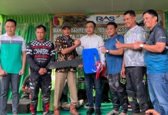 Makdhe Rahmat (baju putih lengan panjang) Berikan Kunci Mobil Simbolisasi Penyerahan Bantuan Mobil Sekolah ke Setyo Ketua RT 3 / RW 19 Dusun Tempursari, Desa Ngadirenggo, Kecamatan Wlingi, Kabupaten Blitar, Didampingi Para Anggota Blitar Landrover Community (BLC)