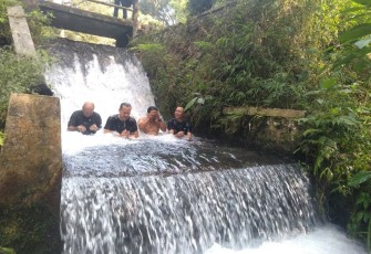 Wabup Rahmat (paling kanan) bersama Romy Soekarno (paling kiri) dan Beberapa Rekan Saat Menikmati Segarnnya Air Telaga Rambut Monte di Kucuran Aliran Menuju Sebuah Sungai di Destinasi Wisata Telaga Rambut Monte (foto : Faisal NR / Klikwarta.com)