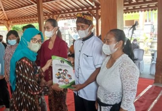 Bupati Blitar Rini Syarifah Serahkan Akte Perkawinan Bagi Umat Hindhu Desa Balerejo Kecamatan Wlingi.