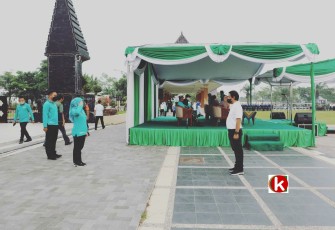 Bupati Blitar Rini Syarifah Saat Prosesi Pimpin Apel Harganas ke- 29 Tahun 2022 di Alun-Alun depan Kantor Bupati Blitar. (foto : Faisal NR / Klikwarta.com)