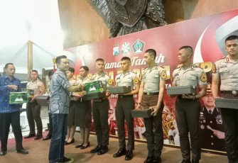 Wakil Bupati Blitar Rahmat Santoso Saat Berikan Cinderamata kepada Taruna Akpol di Pendopo Ronggo Hadinegoro dalam Acara Pisah Taruna Akpol. (foto : Faisal NR / Klikwarta.com)