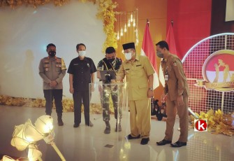 Ketua DPRD Kota Blitar Syahrul Alim (dua dari kiri) Saat Menghadiri Peluncuran Aplikasi One Touch Stunting oleh Walikota Blitar Santoso dalam Peringatan Hari Keluarga Nasional ke- 29 Tahun 2022 (foto : Faisal NR / Klikwarta.com)