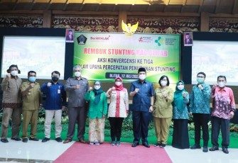 Bupati Blitar Rini Syarifah (paling tengah) Usai Buka Rembuk Stunting