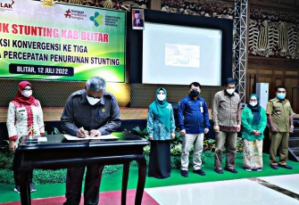 Sugeng Suroso Tandatangani Sebuah Dokumen Program Pro Penurunan Angka Kasus Stunting