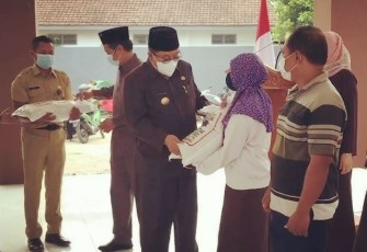 Walikota Blitar Santoso Saat Salurkan Rasterada kepada Keluarga Penerima Manfaat (KPM)