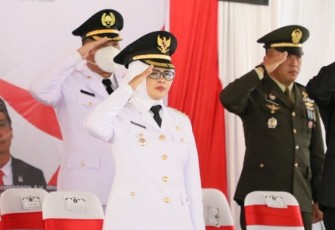 Bupati Blitar Rini Syarifah Berikan Sikap Hormat dalam Upacara Bendera Peringatan Hari Kemerdekaan Republik Indonesia ke- 77 Tahun 2022