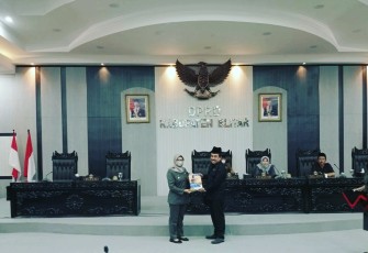 Bupati Blitar Rini Syarifah Menyerahkan Dokumen Perubahan KUA PPAS Tahun 2022 kepada Wakil Ketua DPRD Kabupaten Blitar Muhammad Rifa'i (foto : Faisal NR / Klikwarta.com)
