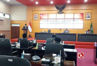 Walikota Blitar Santoso Sampaikan Penjelasan APBD-P Tahun 2022 di Sidang Paripurna DPRD Kota Blitar. (foto : Faisal NR / Klikwarta.com)