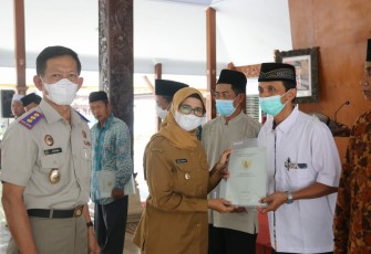 Bupati Blitar Rini Syarifah Serahkan Sertipikat Wakaf