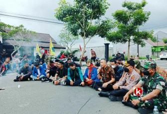 Wabup Blitar Rahmat Santoso (pegang microphone) Saat Sampaikan Tanggapannya di Hadapan Para Mahasiswa Peserta Aksi Penolakan Harga BBM (foto : Faisal NR / Klikwarta.com)