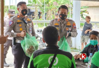 Kapolres Blitar Kota AKBP Argowiyono Didampingi Kasatlantas Polres Blitar Kota AKP Mulya Sugiharto Serahkan Sembako kepada Pengemudi Ojek Online (foto : Polres Blitar Kota untuk Klikwarta.com) 