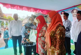 Sebelum Meninjau Rutilahu yang Hendak Dibedah, Bupati Blitar Rini Syarifah Didampingi Ketua Baznas Kabupaten Blitar Akhmad Husain Menyerahkan Uang Insentif ke Guru Tidak Tetap (GTT). (foto : Faisal NR / Klikwarta.com)