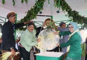 Bupati Rini Ikuti Ritual Siraman Gong Kyai Pradah Tahun 2022