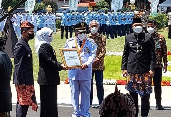 Gubernur Khofifah Serahkan Penghargaan kepada Walikota Blitar Santoso (foto : Tim Media Center Santoso) 