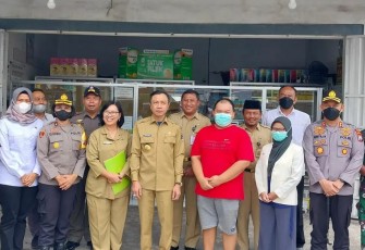 Wakil Bupati Blitar Rahmat Santoso bersama Forkopimda, Kepala OPD Tinjau Sejumlah Apotek Sosialisasikan Surat Kemenkes tentang Penggunaan Obat Sediaan Sirup (foto : Pemkab Blitar)