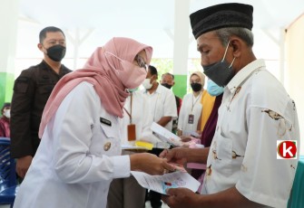 Bupati Rini Serahkan BLT Subsidi BBM (foto : Klikwarta.com)