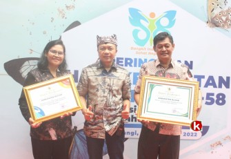 Wakil Bupati Blitar Rahmat Santoso (tengah) Didampimgi Direktur RSUD Ngudi Waluyo dr. Endah Woro Utami dan Sekretaris Dinkes Pemkab Blitar Luluk Menerima Dua Penghargaan Bidang Kesehatan di Banyuwangi (foto : Pemkab Blitar untuk Klikwarta.com)