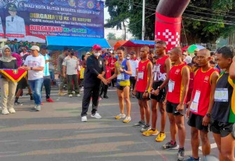 Asisten I Setda Kota Blitar M. Sidik Berangkatkan Peserta Lari dan Jalan Sehat di Acara Peringatan HUT Korpri dan PGSD Tahun Ini di Kota Blitar