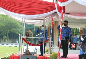 Bupati Blitar Rini Syarifah Pimpin Upacara HUT KORPRI ke- 51 dan HKN ke- 58 di Alun-Alun Kanigoro (foto : Faisal NR / Klikwarta.com)