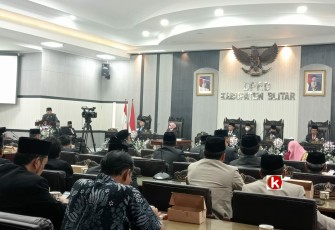 Jubir Banggar DPRD Kabupaten Blitar Chandra Purnama Bacakan Hasil Pembahasan Raperda APBD tahun anggaran 2023 di Dalam Forum Rapat Paripurna DPRD Kabupaten Blitar ( Foto : Faisal NR / Klikwarta.com)